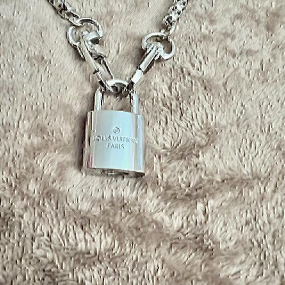 New LV Louis Vuitton Silver-Toned Lock with 18" Box Link Chain Necklace - Picture 5 of 5